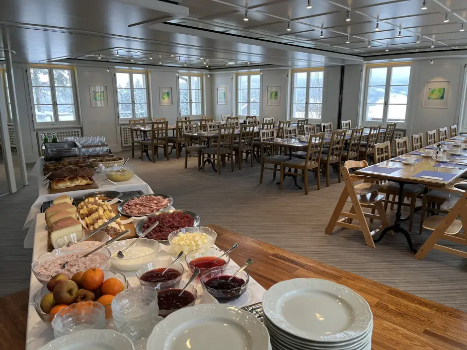 Buffet mit kalte und warmen Speisen für einen Brunch im Saal desm Hirschen Wald